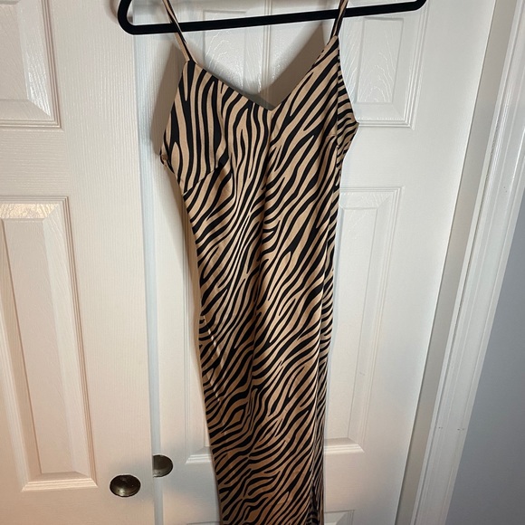 Lea&Viola Satin Midi dress with a slit - Picture 2 of 2